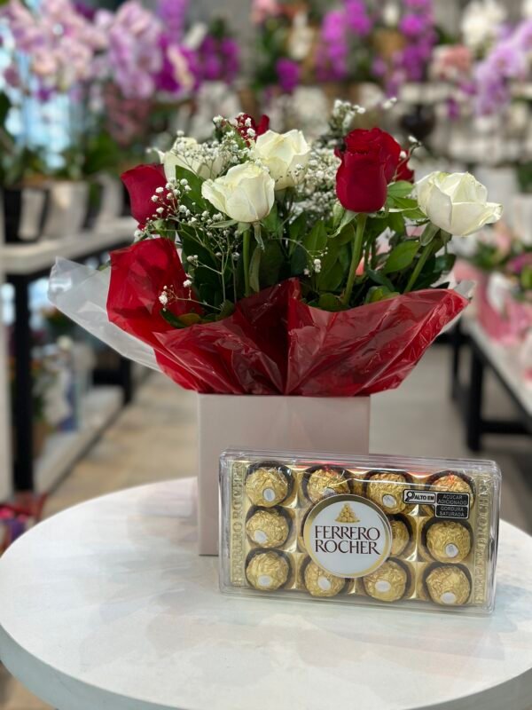 Kit Arranjo 12 Rosas Vermelhas e Brancas e Chocolates