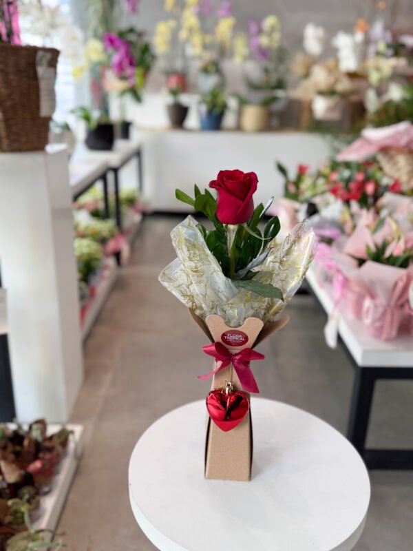 Mimo de 1 rosa vermelha - com enfeite